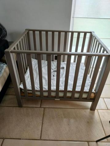 Mooi houten babypark. beschikbaar voor biedingen