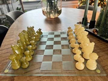 Antieke marmeren schaakstukken compleet (zonder bord) beschikbaar voor biedingen