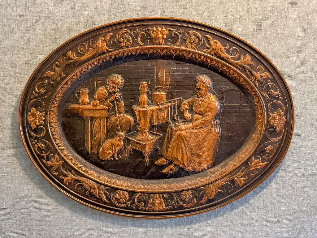 Plaque murale ancienne en cuivre repoussé, Enlèvement, Cuivre