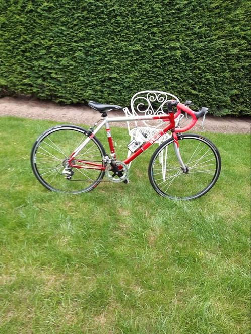 Koersfiets: B’twin Triban Junior Racefiets. Goede staat, Fietsen en Brommers, Fietsen | Kinderfietsjes, Zo goed als nieuw, Ophalen
