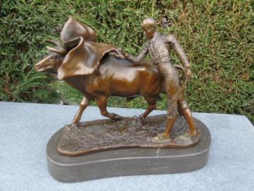 un taureau et un toreros en bronze signé, Enlèvement, Bronze