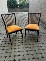 2 Vintage spijlenstoelen met veren zitting, Huis en Inrichting, Ophalen, Hout