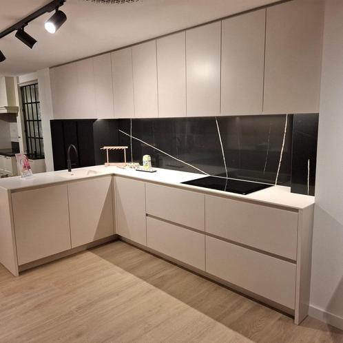 Showroomkeuken te koop!, Huis en Inrichting, Keuken | Complete keukens, Zo goed als nieuw, Wit, Overige materialen, Greeploos