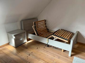 Bed frame met elektrisch lattenbodem + nachtkast beschikbaar voor biedingen