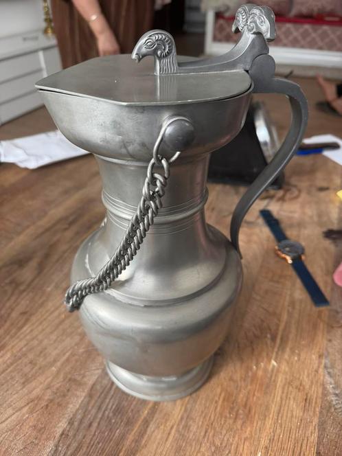 Decoratieve kan van 95% tin (pewter) met ramkop details, Antiek en Kunst, Antiek | Tin, Ophalen