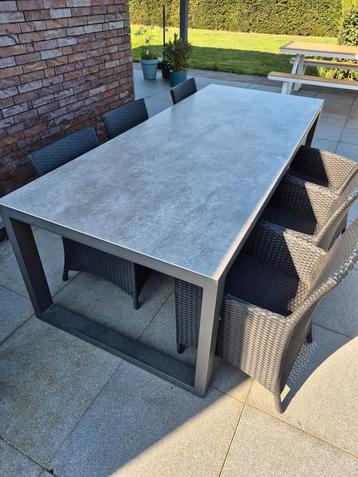 Tuintafel 1 m op 2 m 40 plus 6 wicker stoelen  beschikbaar voor biedingen