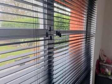 Kwalitatieve houten lamellen Mottura beschikbaar voor biedingen