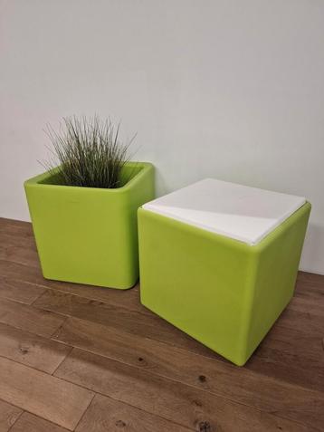 Otium zitpoef en planten pot beschikbaar voor biedingen