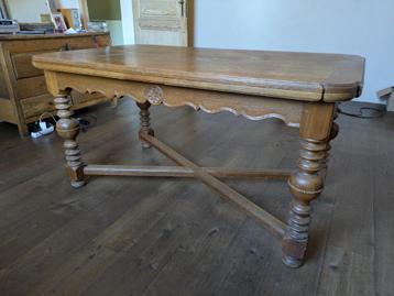Uitschuifbare eikenhouten tafel beschikbaar voor biedingen