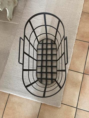 Metalen mand beschikbaar voor biedingen