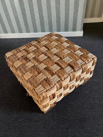 Decoratieve gevlochten zitbank, voetbank of poef beschikbaar voor biedingen