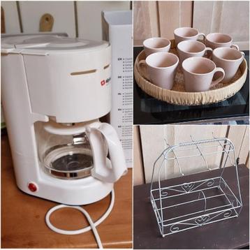 NIEUW koffiemachine + 7 koffiekopjes + metalen houder beschikbaar voor biedingen