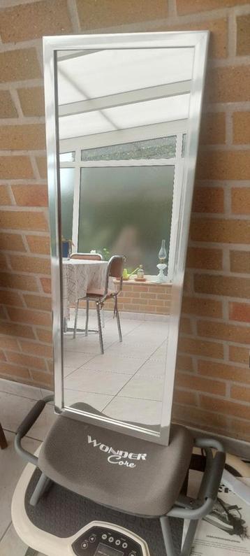 Wandspiegel beschikbaar voor biedingen