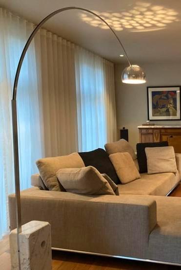 FLOS Lampadaire Arco métal pierre H 240cm  Castiglioni 1962, Huis en Inrichting, Lampen | Vloerlampen, Zo goed als nieuw, 200 cm of meer