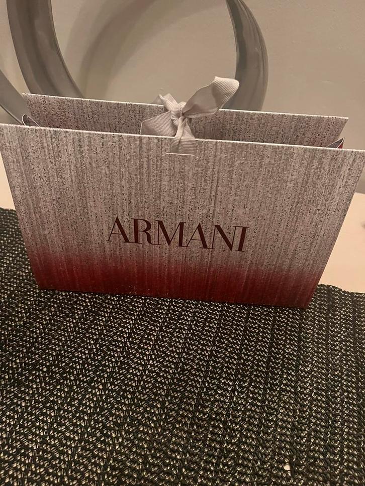 Sac emballage d'Armani pour mettre en valeur votre cadeau, Bijoux, Sacs & Beauté, Sacs | Sacs Femme, Comme neuf, Enlèvement ou Envoi