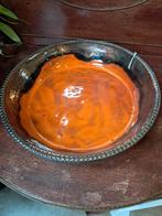 Vintage keramieken schaal met oranje glazuur en metalen rand, Antiek en Kunst, Ophalen