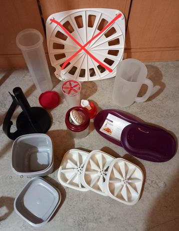Verschillende Tupperware-containers en accessoires  beschikbaar voor biedingen