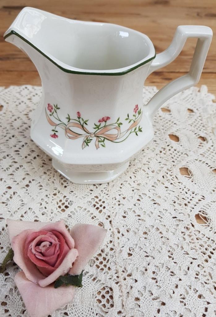 Johnson Brothers, Eternal Beau, melkkannetje met strik, Huis en Inrichting, Keuken | Servies, Zo goed als nieuw, Overige typen