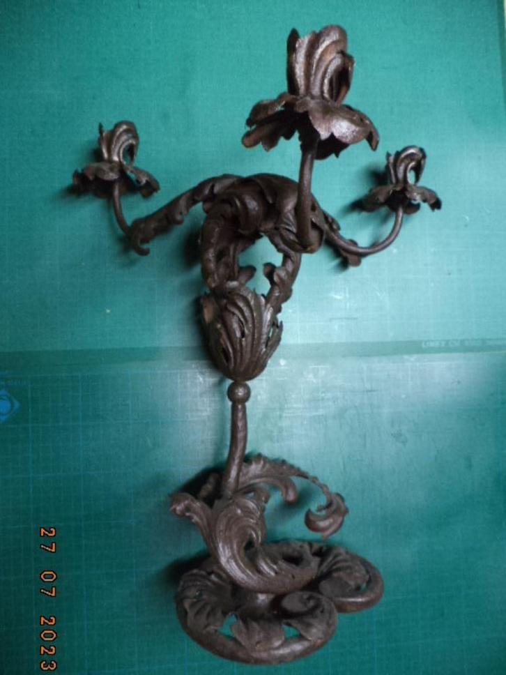 AALST: Kandelaar van smeedijzer door J. DE MOT (1895-1955)., Antiek en Kunst, Antiek | Kandelaars, Overige materialen, Ophalen of Verzenden