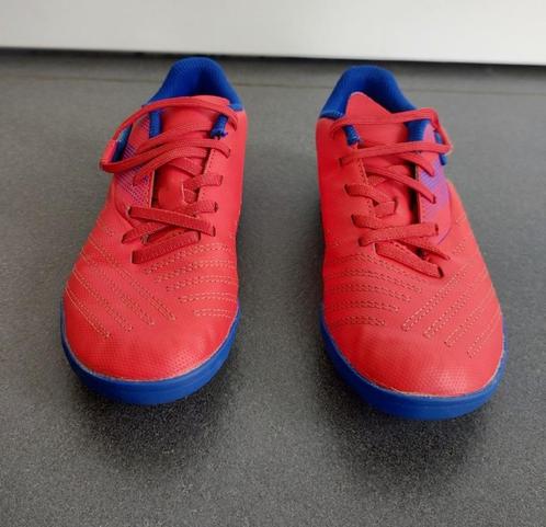 Mooie rode voetbalschoen Kipsta, maat 32, Kinderen en Baby's, Kinderkleding | Schoenen en Sokken, Zo goed als nieuw, Sportschoenen