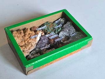 Doos met ruwe mineralen beschikbaar voor biedingen