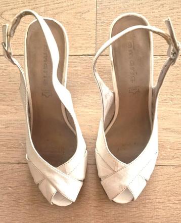 Witte hakschoenen van Tamaris beschikbaar voor biedingen
