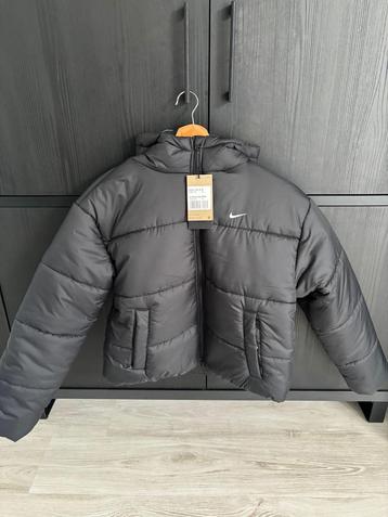 Veste doudoune courte Nike Femme beschikbaar voor biedingen