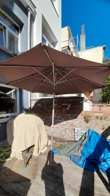 Gebruikt. Stevige parasol. beschikbaar voor biedingen