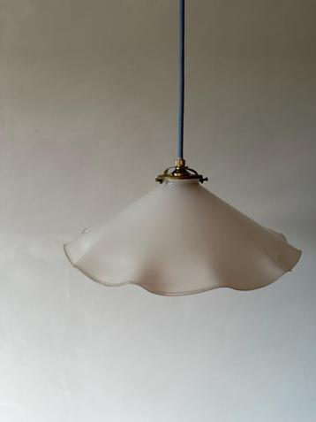 Vintage witte opaline hanglamp beschikbaar voor biedingen