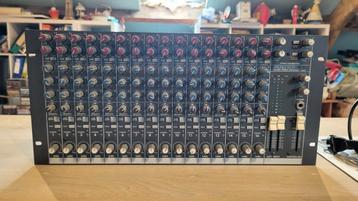 Mackie LM-3204 5U rack in uitstekende staat  beschikbaar voor biedingen
