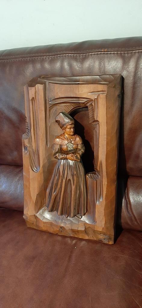 Houten Wandreliëf Vrouw in Klederdracht, Antiek en Kunst, Antiek | Religieuze voorwerpen, Ophalen of Verzenden