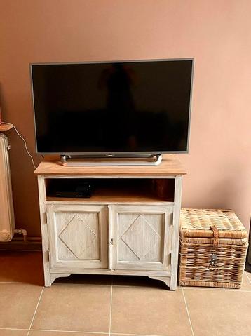 Tv-kast beschikbaar voor biedingen