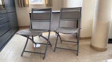 2 stevige metalen tuin- of terrasstoelen beschikbaar voor biedingen