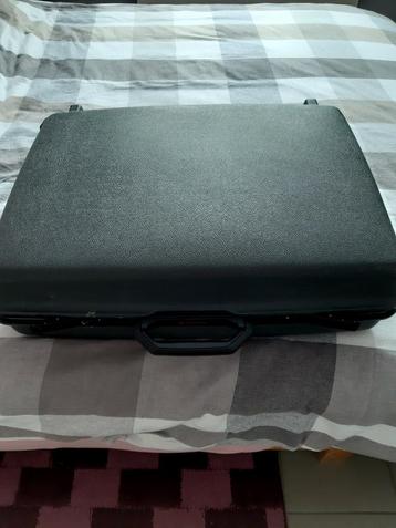 2  groene reiskoffers, merk Samsonite,  beschikbaar voor biedingen
