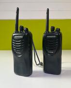 2x Kenwood TK-3301 met opladers en accessoires, Télécoms, Talkies-walkies & Walkies-talkies, Comme neuf, 5 à 15 km, Enlèvement ou Envoi