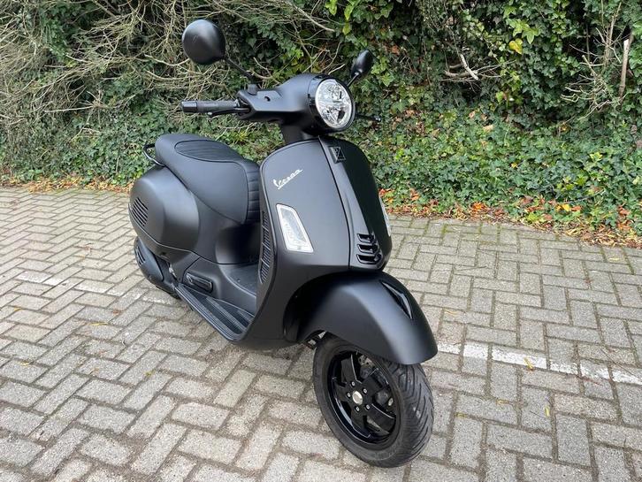 Vespa GTS 300 HPE notte 5600 km, Motoren, Motoren | Piaggio, Particulier, Scooter, 12 t/m 35 kW, 1 cilinder, ABS, Ophalen