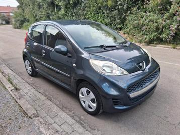 PEUGEOT 107 ESSENCE AVEC FEUILLE ROSE 147000 KMS, Autos, Argent ou Gris, Achat, Boîte manuelle, Noir