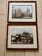 2 ZWART WIT FOTO’S PRAAG - GETEKEND, Verzamelen, 1980 tot heden, Foto, Zo goed als nieuw, Buitenland