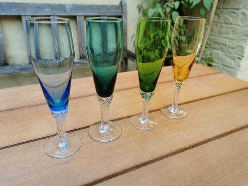 Vier kleine vintage gekleurde champagne glazen, prijs/set., Collections, Verres & Petits Verres, Comme neuf, Autres types, Enlèvement ou Envoi