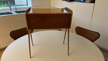 Bijzettafeltje retro naaikastje beschikbaar voor biedingen