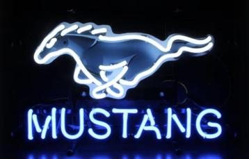 Ford Mustang neon en veel andere garage showroom decoratie disponible aux enchères