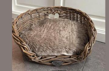Rieten mand  digened by Lotte nieuw voor  hondje of kat beschikbaar voor biedingen