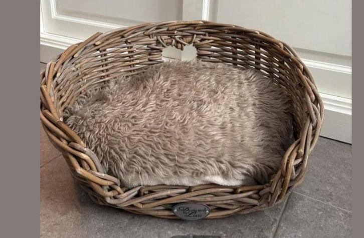 Rieten mand  digened by Lotte nieuw voor  hondje of kat, Dieren en Toebehoren, Hondenmanden, Zo goed als nieuw, Ophalen