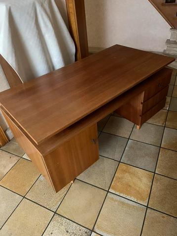 Vintage bureau beschikbaar voor biedingen