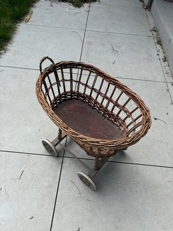 Vitage poppenwiegje beschikbaar voor biedingen