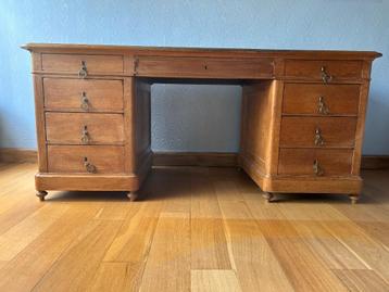 Vintage bureau beschikbaar voor biedingen