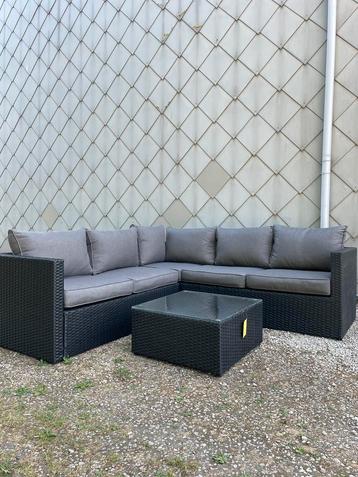Nieuw! Nieuw! Rieten zwarte lounge in perfecte staat! beschikbaar voor biedingen