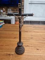 Ancien crucifix en bois, Enlèvement ou Envoi