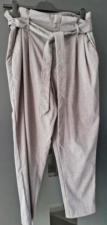 Pantalon taille haute  disponible aux enchères