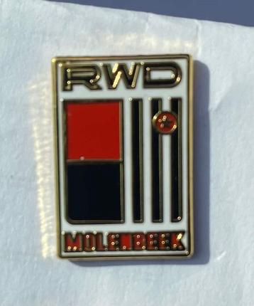 RWDM pins en opnaailogos We will never Die beschikbaar voor biedingen